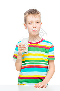 健康饮食男孩 在白后腹骨上一杯牛奶饮料图片