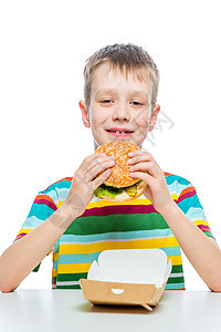 概念照片垃圾食品——一个白背上有汉堡包的男孩图片