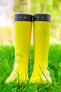 黄色橡皮靴紧贴在草地上的青绿草上图片