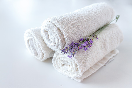 白色干净的毛巾和用白色孤立的背面灰色淋浴美丽身体礼物化妆品香气紫色织物疗法卫生图片