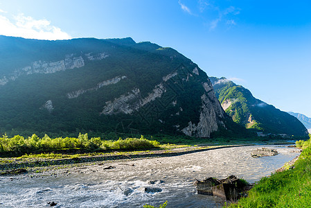 美丽的山地风景 山台的快山河图片