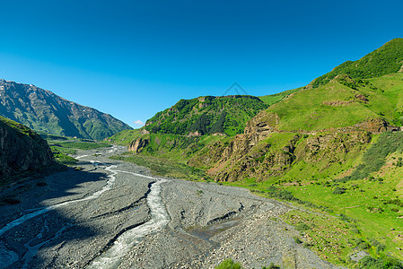 蓝色的天空飞越格鲁吉亚高风景高加索山上图片