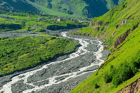 高高加索山脉脚下绿色的村落 位于绿地上图片