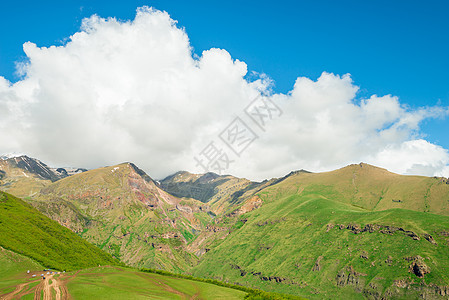 在阳光明媚的夏天 格鲁吉亚高相景高高加索山脉图片