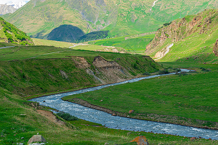 美丽的风景 - 格奥尔基山高加索的一条河流图片