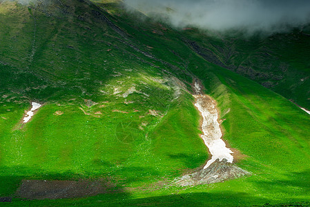 冬季过冬后带雪的绿山边 高加索图片
