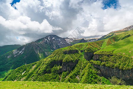 六月高加索高山山脉 雪在山峰上下图片