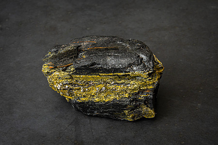 含硫含量导致结构黄线的煤炭块体 其结构为黄线;图片