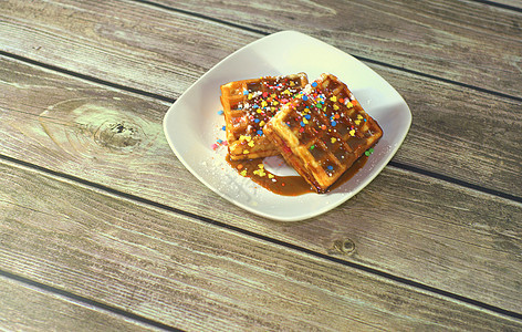 巧克力玻璃里有两张维安司华夫饼 上面是陶瓷板上洒的桌子甜点蛋糕小吃食物咖啡店胡扯早餐盘子饼干图片