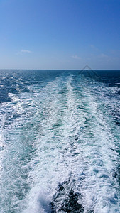 蓝色 se 背景下船只后面的白色泡沫射流摄影水晶力量引擎运动渡船泡沫状风暴海浪自然图片