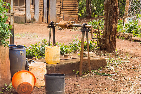 在Makwa村草原有水井的供水点图片