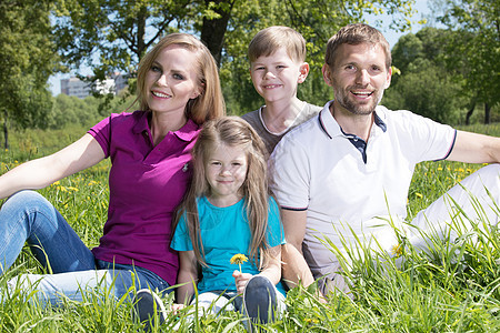 夏季公园的草地上家庭女孩假期孩子男人父母幸福男性父亲乐趣闲暇图片