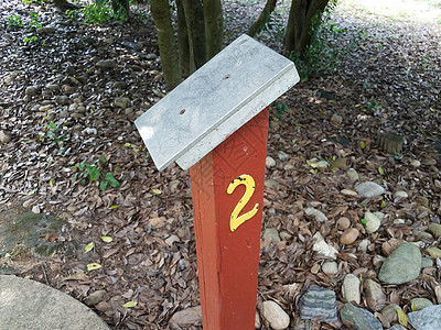 在微型高尔夫球场的木桩上 印有地表的2号标志乐趣木头娱乐课程指示牌运动公园邮政高尔夫高尔夫球图片