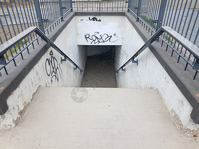 楼梯或阶梯 带栏栏和涂鸦往下走图片