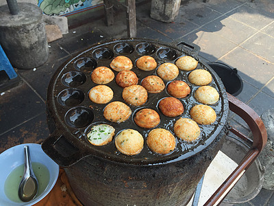 泰国传统甜点食物文化市场小吃香蕉包装美食椰子叶子面粉图片