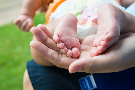 婴儿脚孩子父母卫生手指保健生活双胞胎白色童年家庭图片