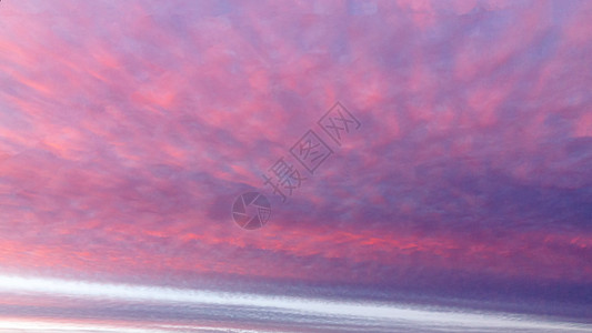 日落时 粉红色的积聚云在天空中粉色全景气氛风景照片阳光天堂太阳晴天活力图片