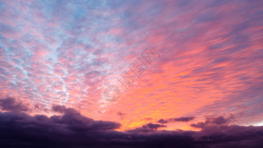 日落时 粉红色的积聚云在天空中太阳天堂全景活力照片气氛粉色风景晴天阳光图片