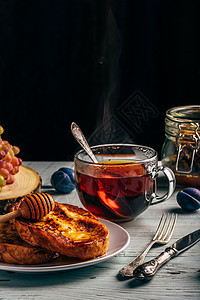 配有蜂蜜 水果和茶叶的法式吐司甜点蒸汽食物玻璃鞋垫小吃浆果饮食勺子杯子图片