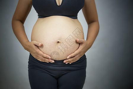 怀孕的亚洲孕妇肚子父母母性婴儿女性成人女士白色身体黑色图片