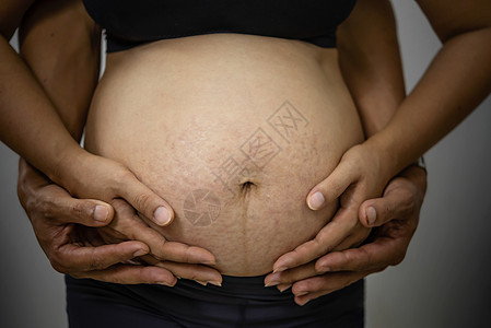 怀孕的亚洲孕妇女性婴儿母亲白色母性黑色家庭肚子父母病人图片