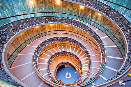 梵蒂冈旋涡楼梯从上方的多彩视图图片