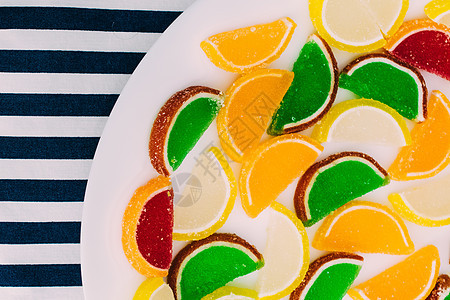 以柠檬 橙子 葡萄油为形式的柑橘酱白色柚子食物糖果红色绿色饮食盘子黄色果汁图片