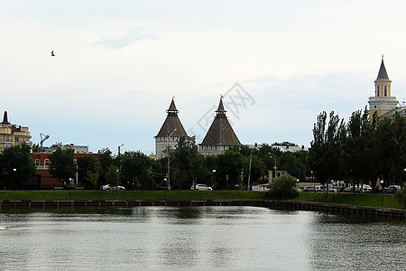 Вид на башни Астраханского Кремля со стороны Лебединого озера图片