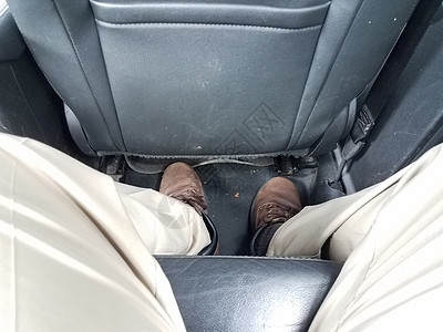 车后座的棕色裤子和鞋子运输汽车衣服车辆座位背景图片