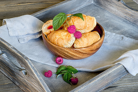 木托盘上带草莓的鳄鱼 w的概念小吃杯子餐巾陶器羊角健康早餐维生素面团面包背景图片