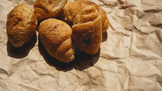 法式早餐 羊角面包和奶牛排纸上的克拉夫制陶器美食工艺包装包子小吃蛋糕购物甜点桌子糕点图片