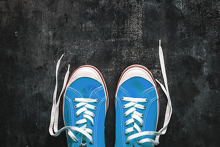 蓝色青色绿色绿松石色运动鞋 深色混凝土背景上系着不系带的鞋带 复制空间 从上面看活动配饰女性运动青年旅行时尚潮人生活帆布图片