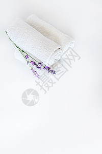 白干净毛巾和白白孤立背景的熏衣草花药品棉布疗法美丽浴室香气化妆品花束身体按摩图片