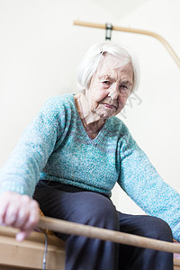 96岁的年长妇女用棍子在她坏的身上运动人员保健公民拉伸练习护理保险服务照顾者老年图片