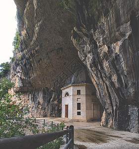意大利在洞穴附近的Valadier寺庙教堂图片