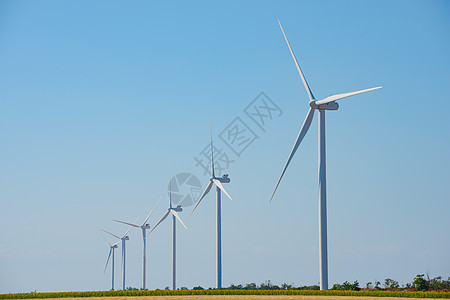 蓝天空地窖的风力发电机涡轮机 绿色可再生能源概念图片