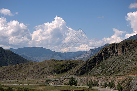 春天的草原贫瘠 环绕着高岩山 阿尔泰 西伯利亚 俄罗斯 风景生长环境农村国家花园太阳树木旅行蓝色天空图片