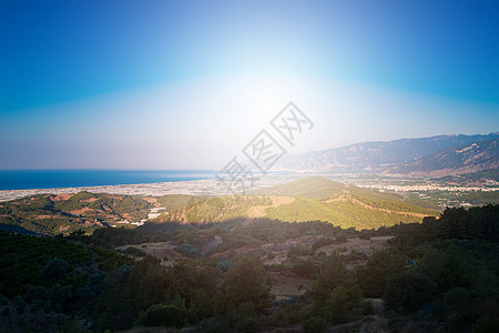 日出在海中和山上图片