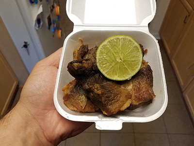 手持箱装炸猪肉加石灰厨房水果小吃食物油炸午餐高清图片