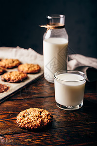 燕麦饼干和牛奶杯瓶子谷物玻璃牛奶早餐麦片粮食食物饮食蛋糕图片