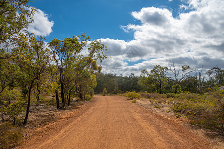 前铁路轨道现在在靠近澳大利亚西部珀斯的远足路线图片