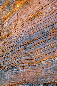 Karijini国家公园红光闪亮的蓝色和铁矿石富含天然石棉层层;图片