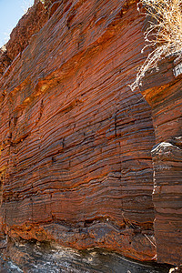 Karijini国家公园沙石层和床岩层图片