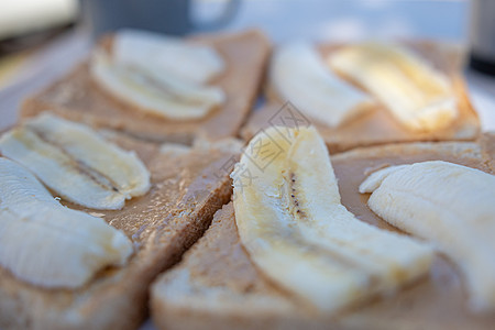 花生奶油和香蕉三明治典型澳大利亚露营早饭;图片
