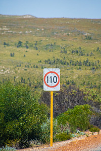 速度限速110公里 澳大利亚公路旁的街牌图片