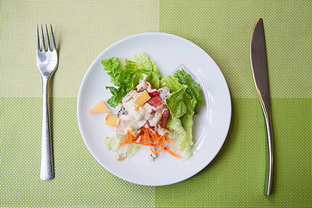 白色盘子上新鲜蔬菜健康沙拉 准备吃小吃洋葱食品食物黄瓜营养叶子青菜午餐美食图片