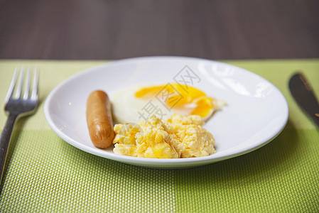 配鸡蛋早餐的香肠图片