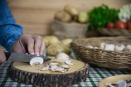 女士们在厨房煮新鲜的玉米香肠蘑菇蔬菜香菜烹饪美食收成菌类食物团体宏观饮食营养图片