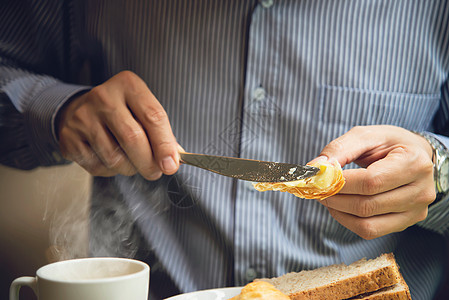 生意人吃美国早餐 在酒店里做饭杯子餐厅食物商业牛奶公寓男人桌子香肠黄油图片