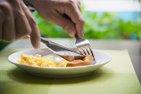 生意人吃美国早餐 在酒店里做饭杯子食物男人享受油炸香肠公寓面包黄油商业图片